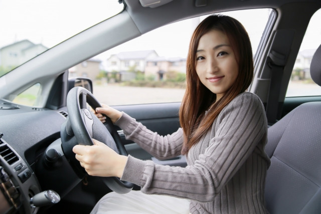 車のハンドルを握る女性